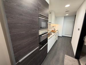 Una cocina con refrigerador de acero inoxidable y estufa. en Sea View Studio Perfect for Couples In Harbour Row, en Manama