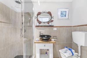 La Casa Fra gli Ulivi luxury apartments with pool near Cinque Terre and Tuscany في مونتيمارتشيلو: حمام مع دش ومغسلة ومرآة +80 صورة