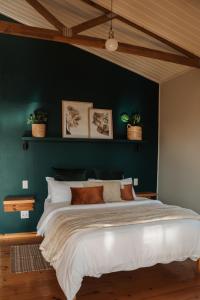 En eller flere senge i et værelse på Sunbird Cabin at Vrolikheid Landgoed