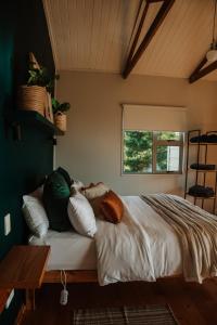 En eller flere senge i et værelse på Sunbird Cabin at Vrolikheid Landgoed