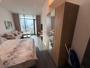 una habitación de hotel con una cama y un sofá en Sea View Studio Perfect for Couples In Harbour Row, en Manama 12 fotos más