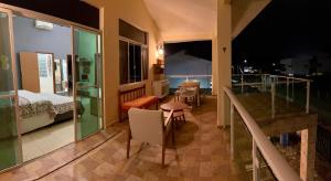 ein Zimmer mit Balkon, mit Bett und Tisch in der Unterkunft Hospedagem Oxê in Paraty + 39 Fotos