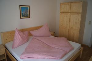 Giường trong phòng chung tại Schlaferhof - Privatzimmer