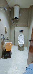 een badkamer met een bad, een toilet en een wastafel bij Umaa Sleeping Beds Dormitory in Pārvatīpuram