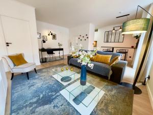 een woonkamer met een bank en een tafel bij Luxueux 3 pièces -80m2 -2CH - 2 SDB -1mn de la Croisette et des plages in Cannes