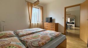 Apartments Piknik في تاترانسكا لومنيكا: غرفة نوم بسريرين وخزانة ومرآة +66 صورة