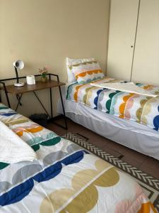 Postel nebo postele na pokoji v ubytování Loch Logan flat