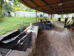 Cerroazulfarmlodge في سيرو أزول: فناء مع شواية مع طاولة وكرسي