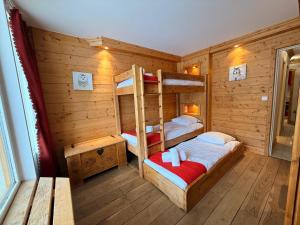 Ένα ή περισσότερα κρεβάτια σε δωμάτιο στο Appart 2 pièces idéal à Tignes, 5 pers, proche pistes et commodités - FR-1-641-101