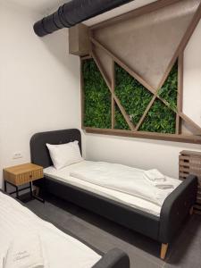 Nivalis Residence في ياهورينا: غرفة بها سريران ونافذة تطل على العشب +126 صورة