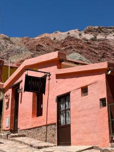un bâtiment avec un panneau devant une montagne dans l'établissement El Patio, à Purmamarca 29 autres photos