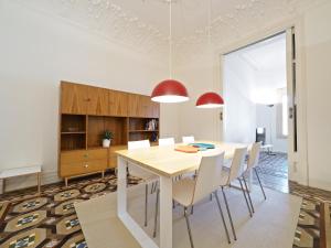 a dining room with a table and chairs at Suites4days Plaça Catalunya Design in Barcelona
