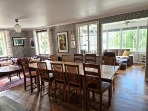 Un lugar para sentarse en Large villa near the lake with rowing boat SE09131