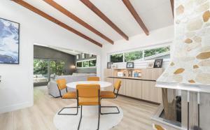 Una cocina y una sala de estar con mesa y sillas. en Charming Four-Bedroom Coastal Retreat Near Neptune Beach, en Neptune Beach