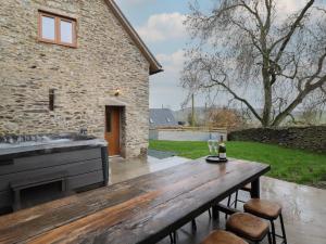 En have udenfor Godre'r Gyrn, Plas Moelfre Hall Barns