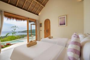 Giường trong phòng chung tại Sea-View Cliff Villa - Private Pool - 5min to Kuta +22 ảnh