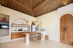 Nhà bếp/bếp nhỏ tại Sea-View Cliff Villa - Private Pool - 5min to Kuta