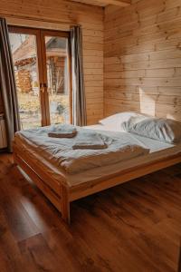 Ένα ή περισσότερα κρεβάτια σε δωμάτιο στο Apartament Sosnowy Domek Parter Zator Graboszyce