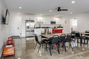 Η κουζίνα ή μικρή κουζίνα στο Patio and Parking! Modern Bunkhouse Near Lake Erie