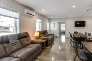 Χώρος καθιστικού στο Patio and Parking! Modern Bunkhouse Near Lake Erie