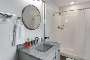 Ένα μπάνιο στο Patio and Parking! Modern Bunkhouse Near Lake Erie +20 φωτογραφίες