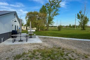 Κήπος έξω από το Patio and Parking! Modern Bunkhouse Near Lake Erie