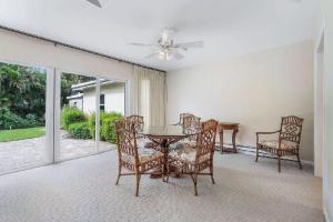 Фотография из галереи Cozy Three-Bedroom Coastal Home Near the Beach в городе Палм-Бич-Шорс