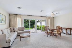 Гостиная зона в Cozy Three-Bedroom Coastal Home Near the Beach