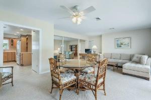 Гостиная зона в Cozy Three-Bedroom Coastal Home Near the Beach +12 фотографий