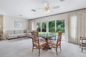 Гостиная зона в Cozy Three-Bedroom Coastal Home Near the Beach