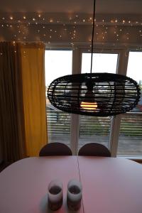 een eetkamer met een witte tafel en een kroonluchter bij Myrvoll 