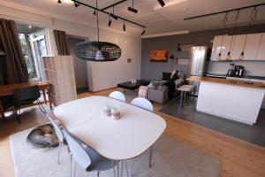 een woonkamer met een witte tafel en stoelen bij Myrvoll  +1 foto