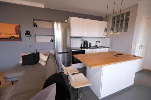 een kleine keuken met een aanrecht en een keukeneiland bij Myrvoll 