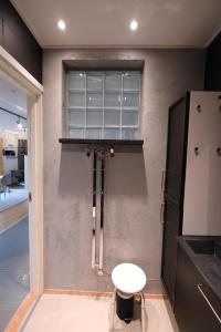 een keuken met een witte tafel en een koelkast bij Myrvoll 