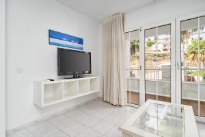 Μια τηλεόραση ή/και κέντρο ψυχαγωγίας στο Apto 8 Almoraide Suites