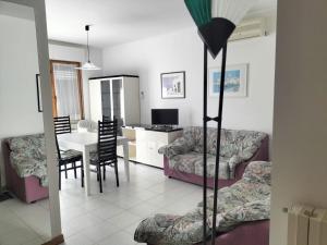 Μια τηλεόραση ή/και κέντρο ψυχαγωγίας στο S355 - Sirolo, ampio trilocale con terrazzo e posto auto