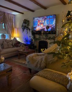 Μια τηλεόραση ή/και κέντρο ψυχαγωγίας στο The Suites At Ty Anne