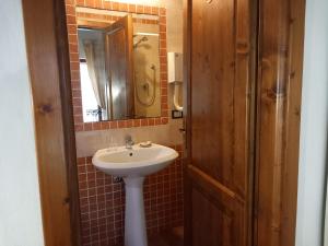 Agriturismo Il Maggio - Manciano في مانشانو: حمام مزود بحوض ومِرآة +58 صورة