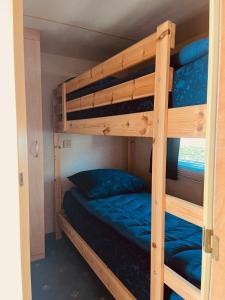 a couple of bunk beds in a room at Camping de Zandput - ZP 340 in Vrouwenpolder