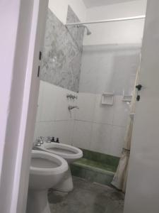 een badkamer met toilet en wastafel bij Mendoza in Barraquero