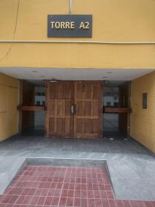 een ingang naar een gebouw met twee houten deuren bij Mendoza in Barraquero +8 foto's