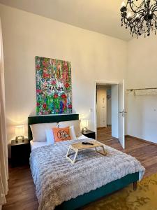 En eller flere senge i et værelse på Premium-Apartment im Duisburger Süden, nähe Düsseldorf Flughafen & Messe, Komplett ausgestattetes Apartment mit modernen Altbau-Flair