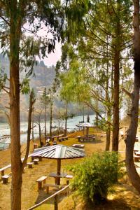 Dragon Nest Resort في Wangdiphodrang: مجموعة من طاولات التنزه والمظلات في الحديقة +13 صورة