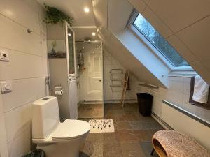 Koupelna v ubytování Spacious Modern Villa, Near Nature in Stuvsta + 26 fotografií