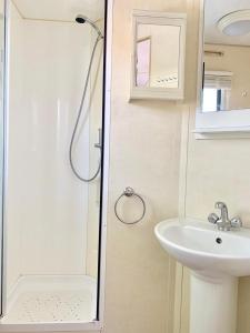 Et badeværelse på Beach Resort Kamperland - 541