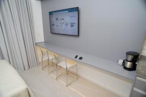 TV a/nebo společenská místnost v ubytování Gray One - Apto com varanda, poucos passos da estação Luz