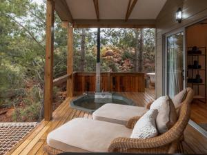 Posezení v ubytování Woodpecker Cabin at Vrolikheid Landgoed