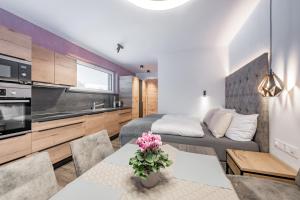 a small apartment kitchen and living room with a bed and a table at MYALPS Jordans Lodge in Längenfeld