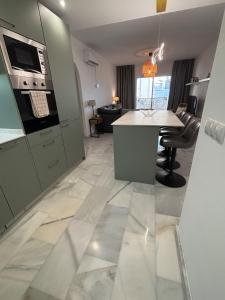a kitchen with green cabinets and a white counter top at Perfect Location 2 Bed Apart Medina Del Zoco in Sitio de Calahonda