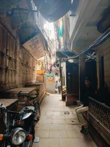 een steegje met een motor in een gebouw bij Shree Gopal Inn in Varanasi +10 foto's
